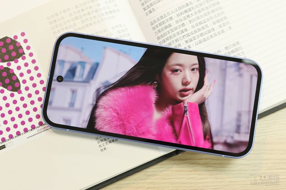 採用 6.3 吋 20：9 Actua pOLED 螢幕，峰值亮度最高達 3,000nits。