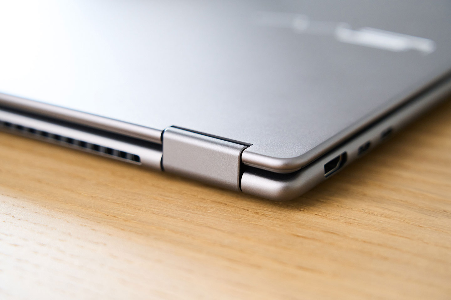 由於 Prestige 14 Flip AI+ 是一款支援 360 度螢幕翻轉的二合一機型，因此轉軸結構採用相應的強化設計，以確保翻轉使用時的穩定性與耐用度。同時機身邊緣做了圓弧修飾，不僅讓線條看起來更柔和，視覺與手感上也更舒適。