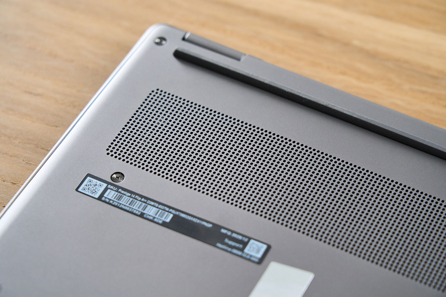 細密的散熱孔下搭配了由雙風扇與均溫板組成的散熱系統。