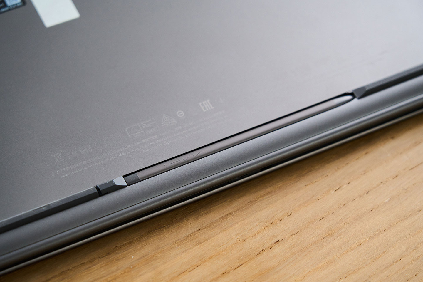 MSI Nano Pen 的收納槽設置在機底，與止滑墊整合在一起。