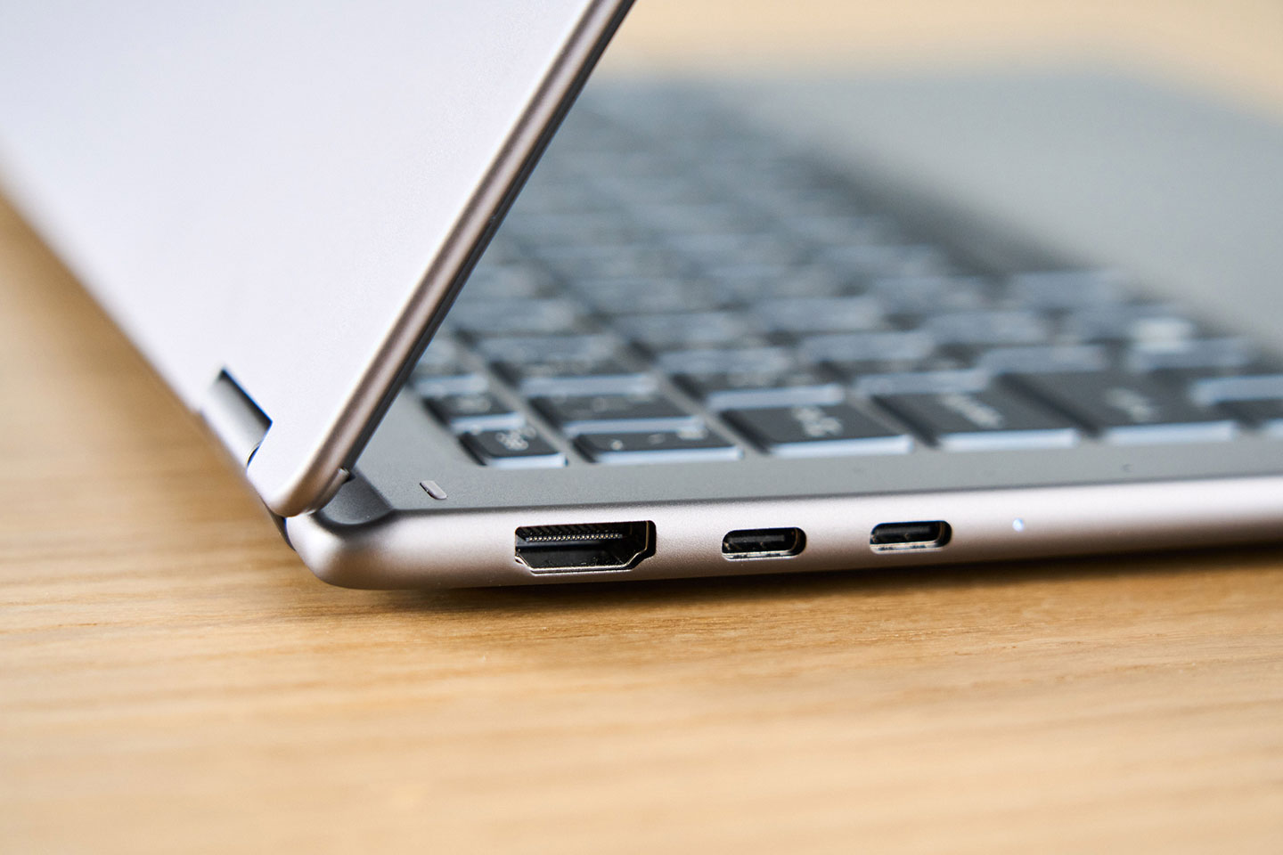 機身左側的 HDMI 2.1 與雙 Thunderbolt 4 埠。