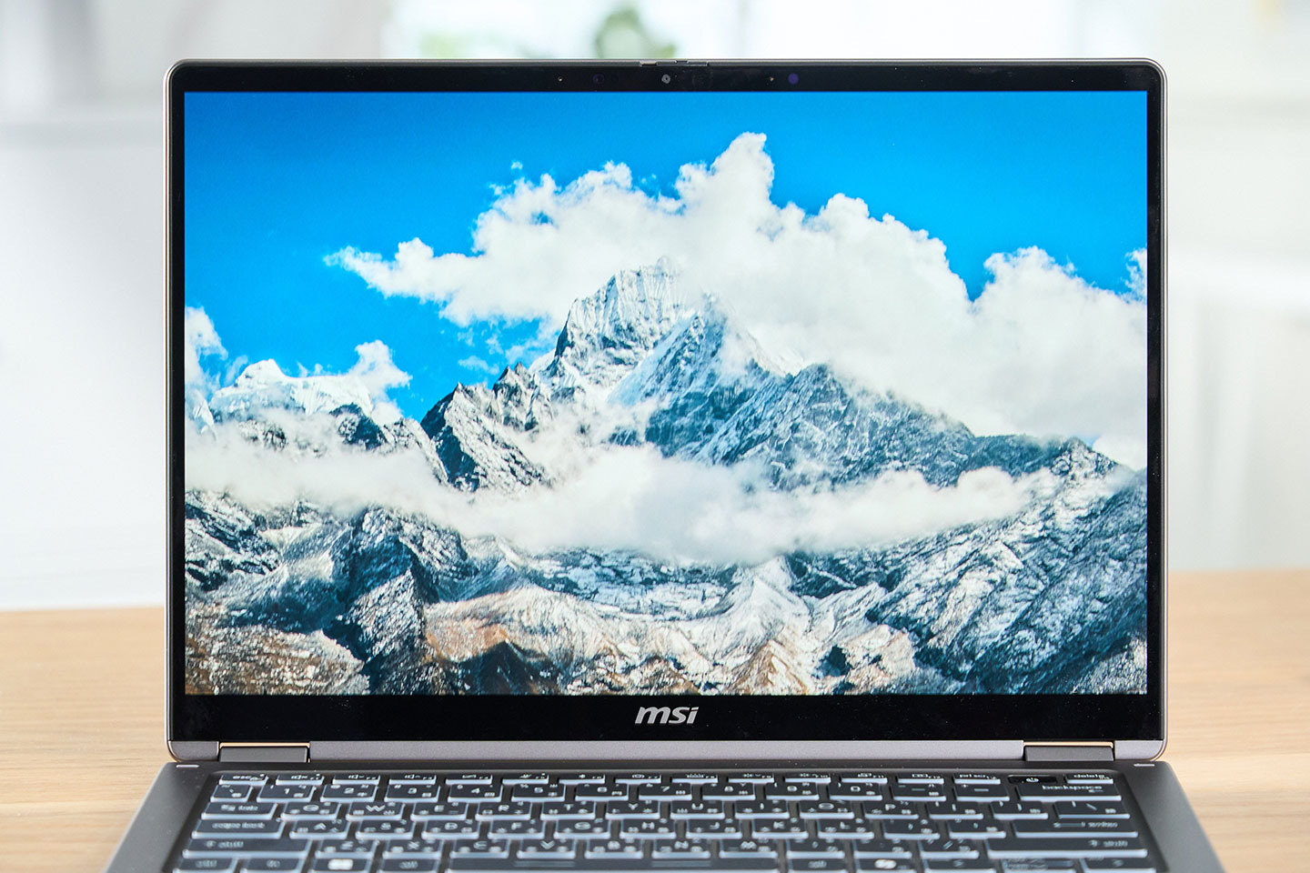 Prestige 14 Flip AI+ 顯示器邊框相當窄，讓畫面顯示範圍更寬廣。