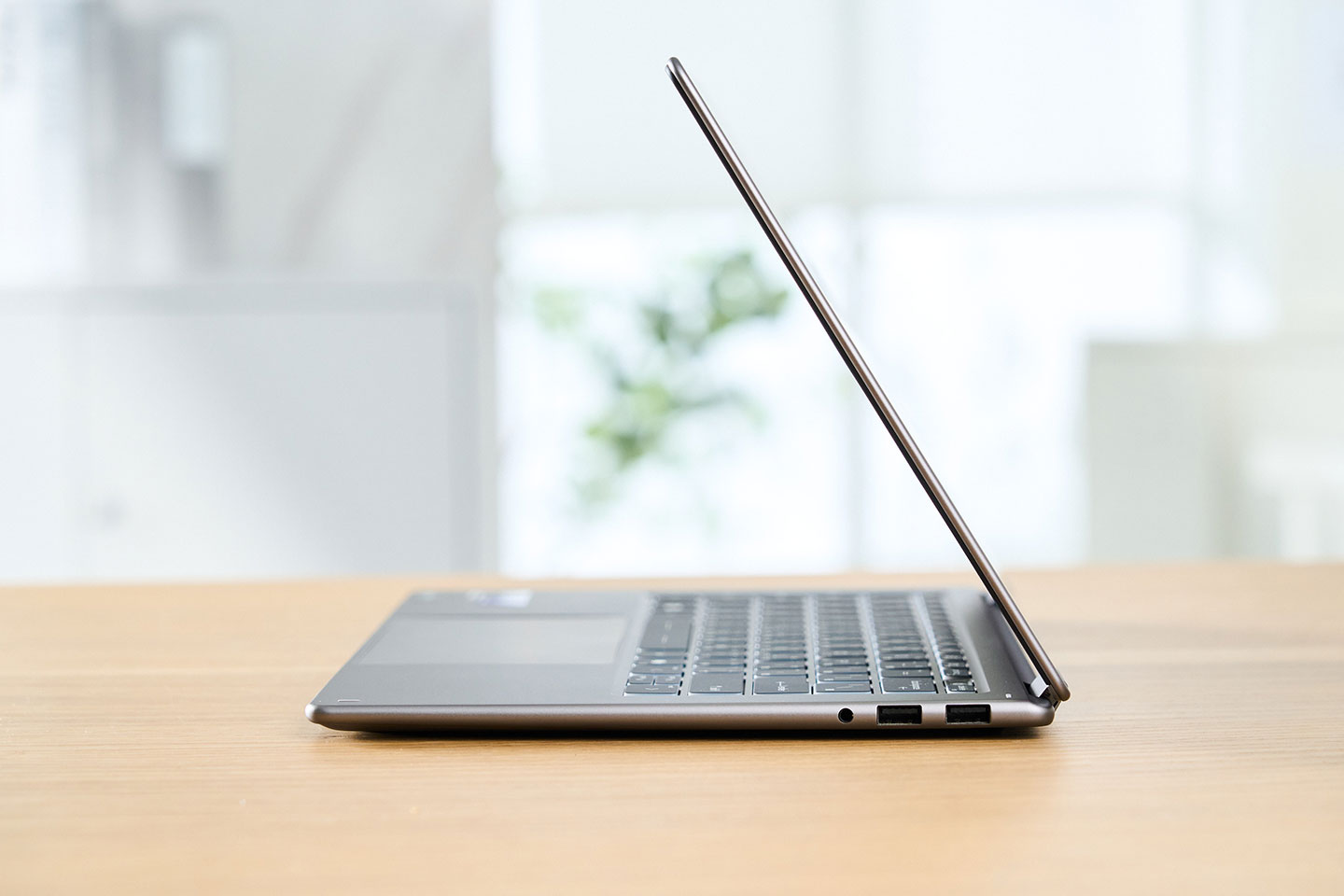 纖薄輕巧的機身有助於商務族群移動使用。