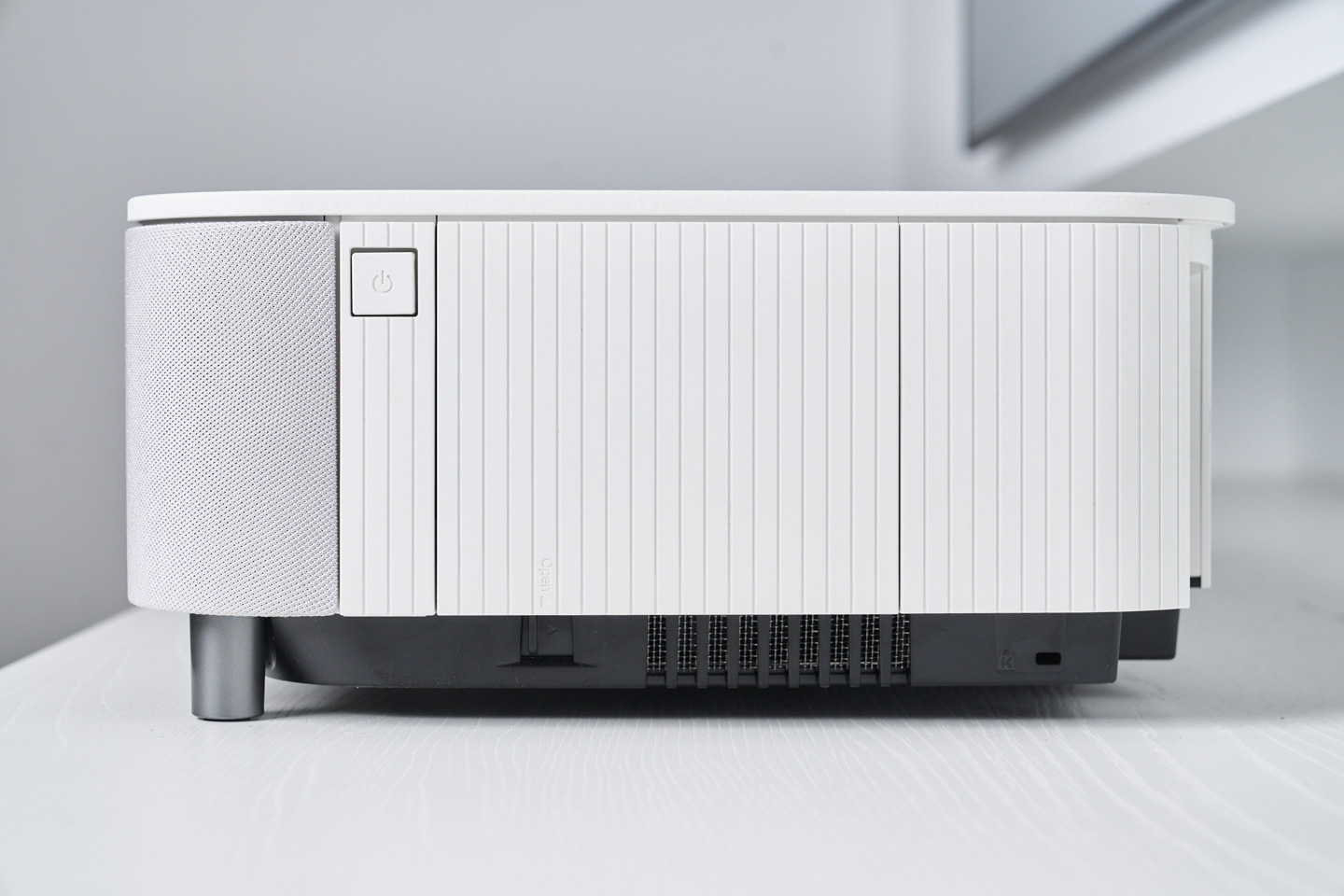 機身側邊採用素色面板搭配柵欄式紋路設計，與下方的散熱進氣孔相互呼應，兼顧外觀質感的同時，也提升整體散熱效率。