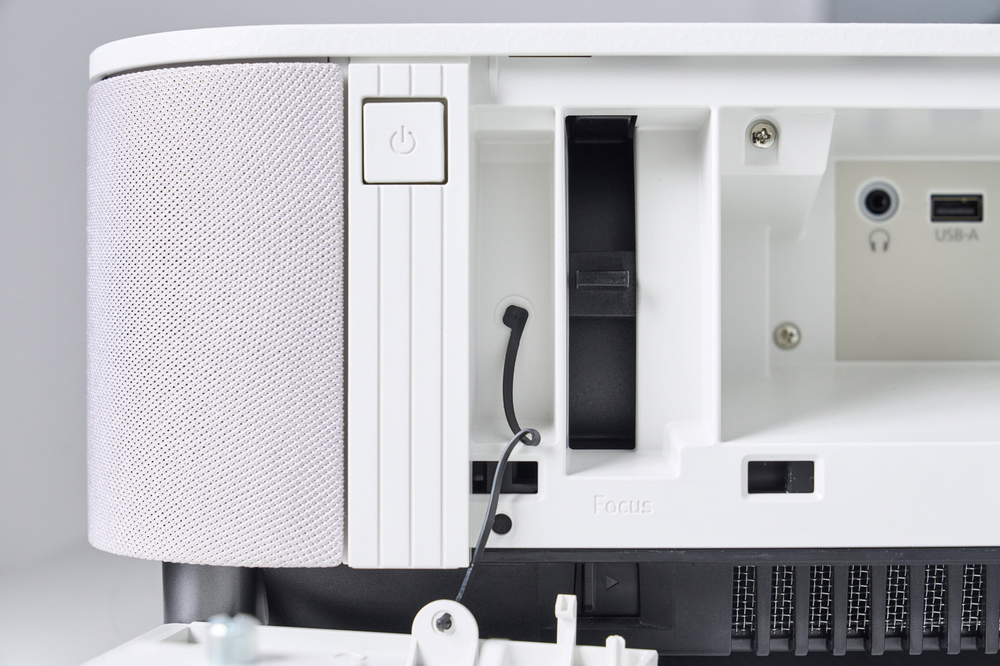 卸下側邊面板後，可看到大型撥桿設計，這正是用於調整焦距的對焦控制桿。實際操作時手感滑順，也能進行精準的對焦調整，方便快速將畫面調整至最佳清晰度。