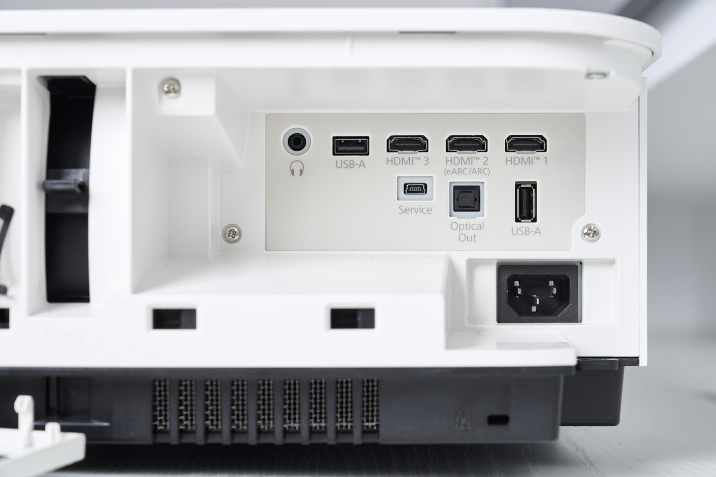 機身後方配置完整的傳輸介面，包括三組 HDMI 輸入，其中 HDMI 2 支援 eARC / ARC 功能；此外還提供兩組 USB-A 端子、光纖數位音訊輸出以及 3.5mm 耳機輸出插孔，可滿足多元設備的連接需求。EH-LS970 同時支援藍牙數位音訊雙向傳輸，除了能連接外部音響系統，也可在關閉影像時作為藍牙喇叭使用，讓手機平板等裝置連線後直接播放各類音訊內容，相當方便。