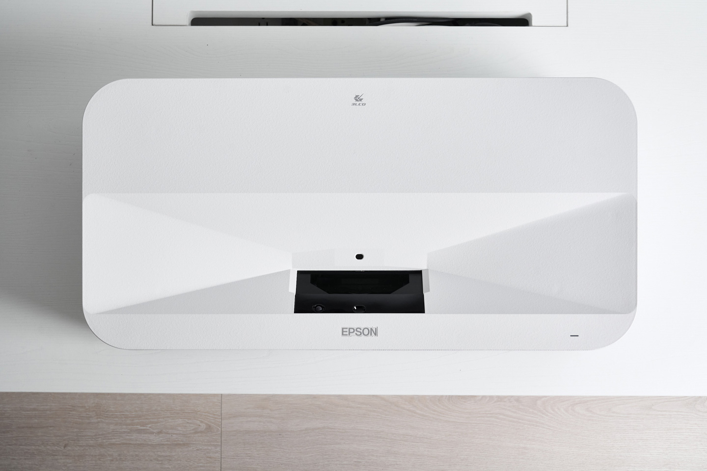 從機頂俯視 EH-LS970，能看到簡潔舒服的純色設計，中央配置投影鏡頭視窗，也壓印了核心顯示技術 3LCD 的標誌。