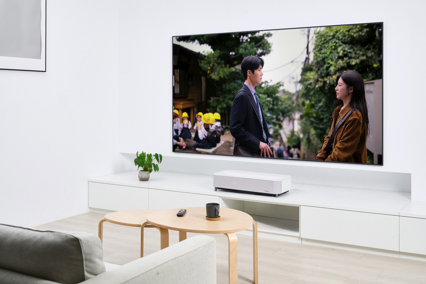 下班後或休假時追熱門戲劇，是現代人最主流的紓壓活動，特別是近年來許多影集的製作水準不斷提升，利用百吋大畫面觀賞，才能感受到劇情與畫面的沉浸魅力。