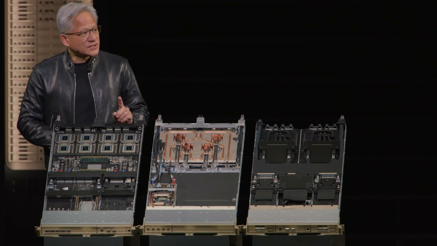 圖中左起分別為Groq 3 LPX運算托盤、NVL交換器托盤、Vera Rubin運算托盤實物。