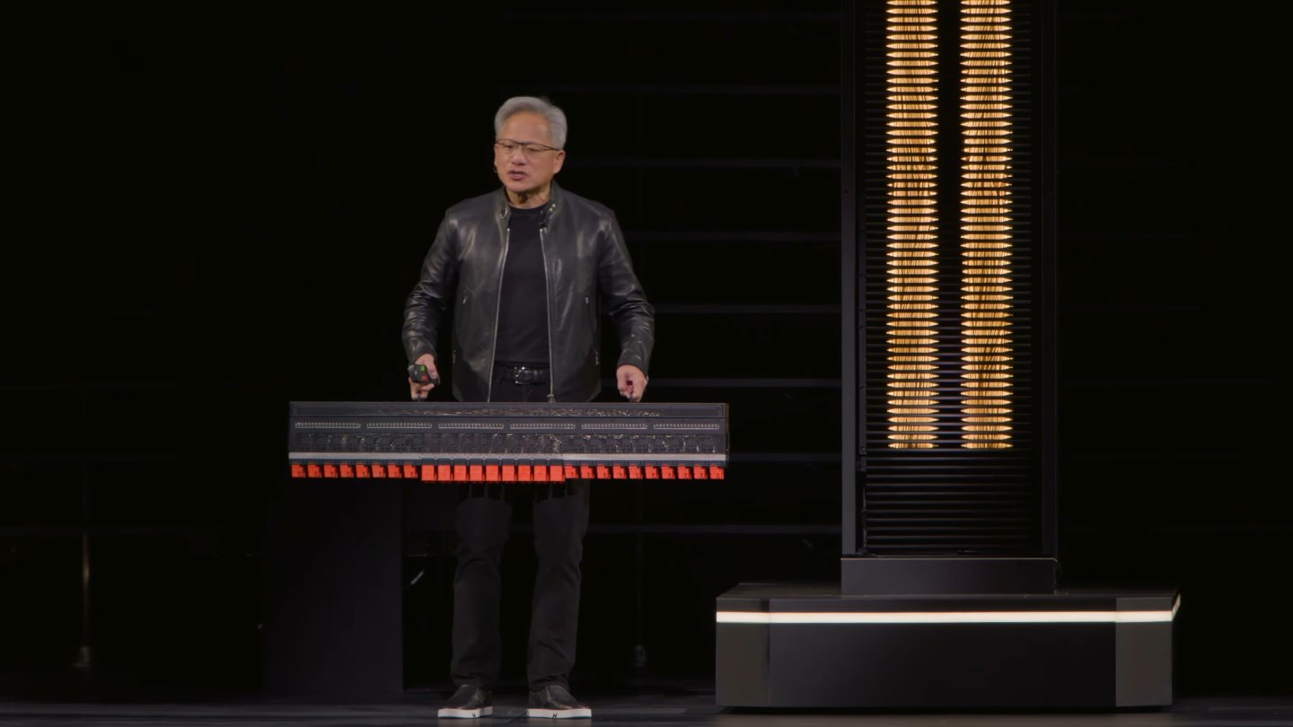 Vera Rubin運算托盤採用無纜線與水冷設計，托盤間的通訊也採用模組化的結構化纜線（structural Cable），能大幅簡化機櫃組裝，將施工時間由2天縮短至2小時。