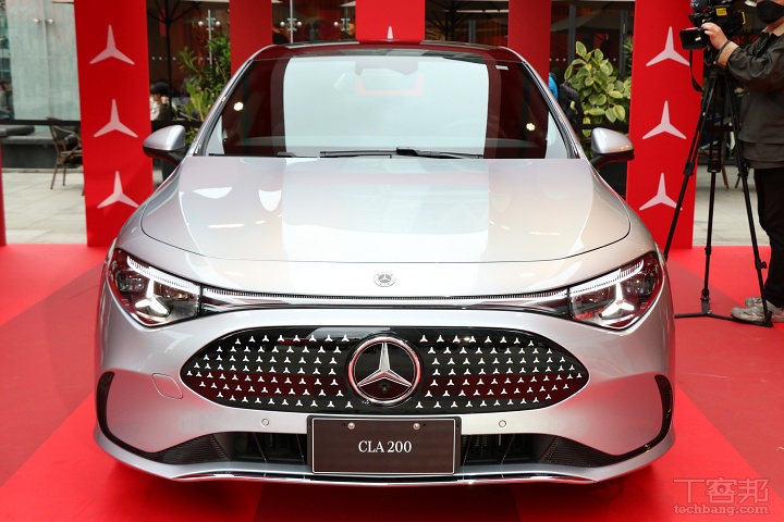 賓士大改款CLA震撼登場！純電、燃油雙動力齊發，MBUX科技座艙搶攻豪華入門市場