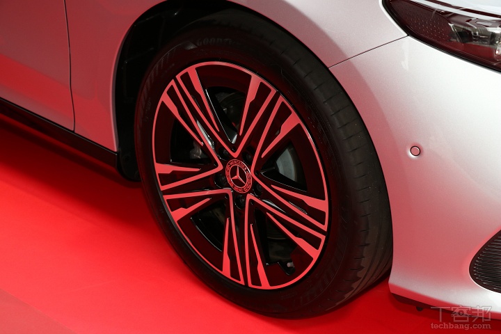 賓士大改款CLA震撼登場！純電、燃油雙動力齊發，MBUX科技座艙搶攻豪華入門市場