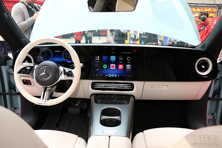 賓士大改款CLA震撼登場！純電、燃油雙動力齊發，MBUX科技座艙搶攻豪華入門市場