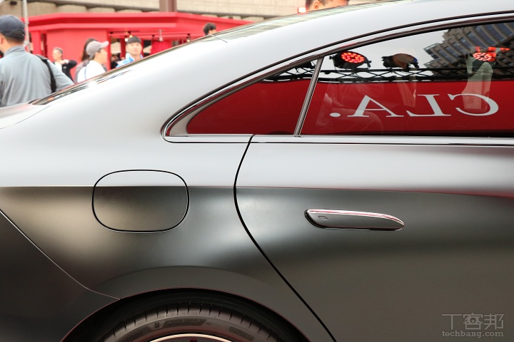 賓士大改款CLA震撼登場！純電、燃油雙動力齊發，MBUX科技座艙搶攻豪華入門市場