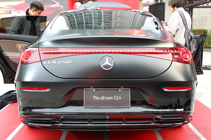賓士大改款CLA震撼登場！純電、燃油雙動力齊發，MBUX科技座艙搶攻豪華入門市場