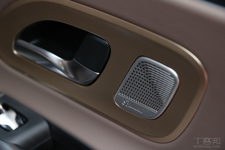 賓士大改款CLA震撼登場！純電、燃油雙動力齊發，MBUX科技座艙搶攻豪華入門市場