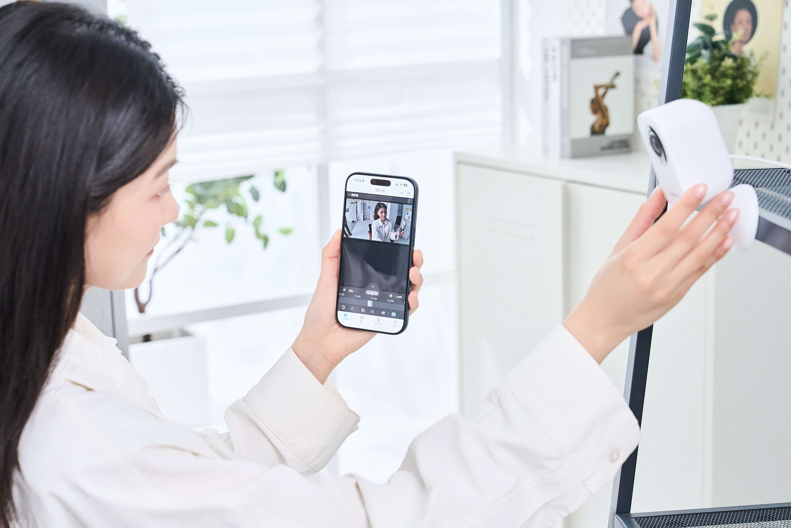 調整角度的時候可以一邊從監看畫面看，確保該照的角落都有在範圍內。