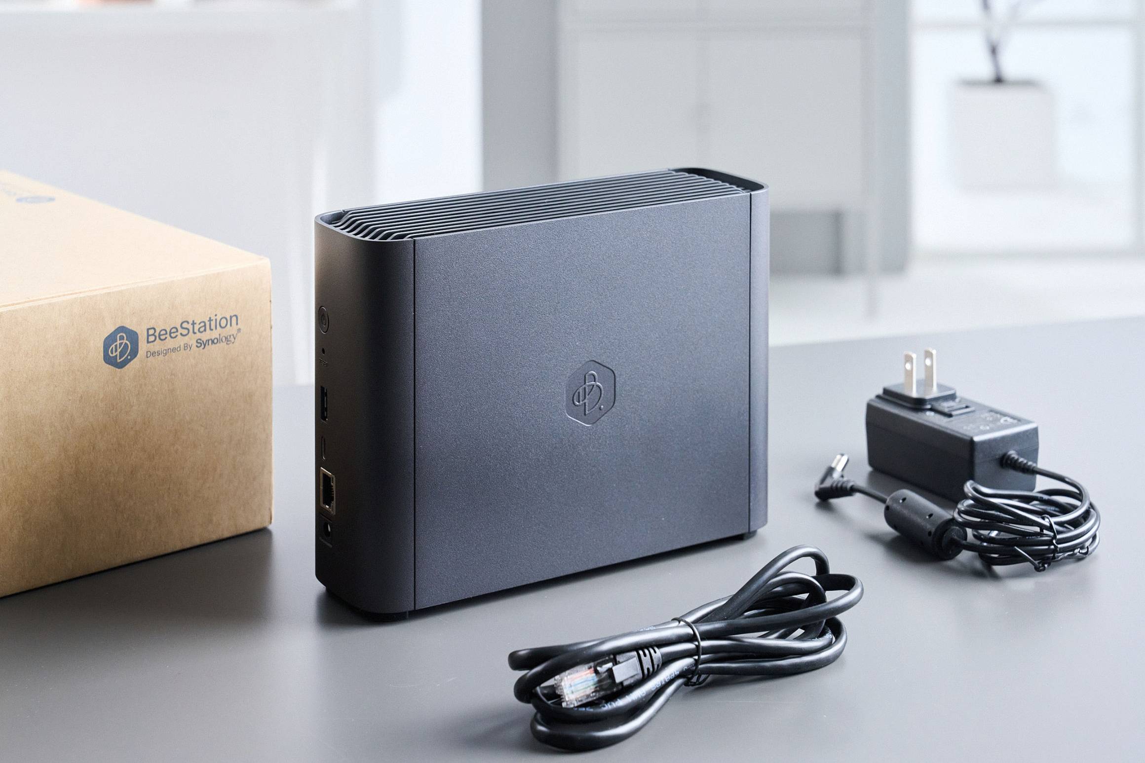 包裝內容物包含 BeeStation Plus 本體、網路線以及電源線，另外還有快速安裝指引。