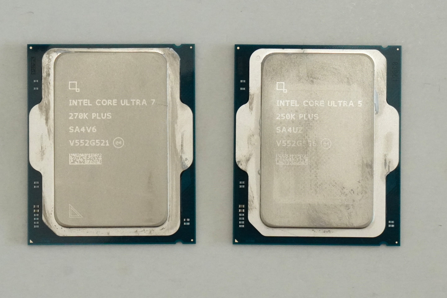 驗明2顆處理器的正身。