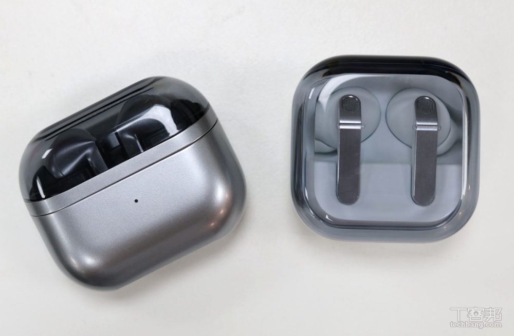 左為前一代 Galaxy Buds 3 Pro，右為 Galaxy Buds 4 Pro。