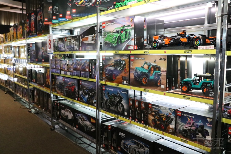 樂高《拼出夢幻愛車》闖關活動於桃園台茂購物中心登場！現場朝聖 1:1 比例樂高 F1 法拉利模型