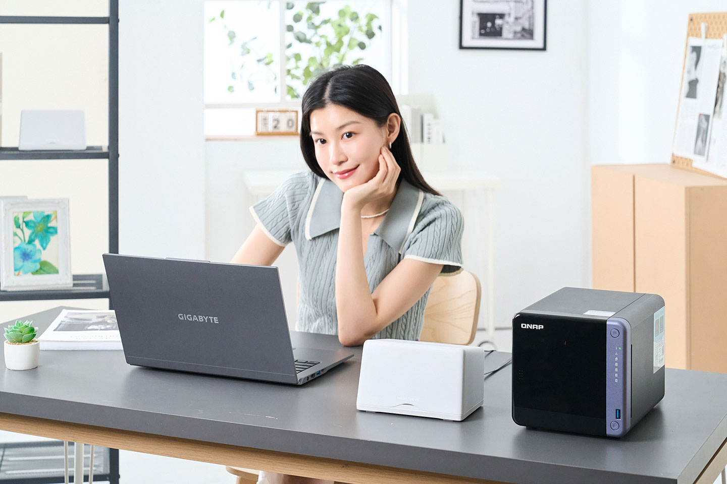 MERCUSYS Halo H47BE Mesh 適合多人、多裝置、大空間的環境，優異的訊號覆蓋與出色的效能表現，讓創作者無論在家中何處、使用哪一種設備，都能高效連上雲端 AI 平台展開創作流程。