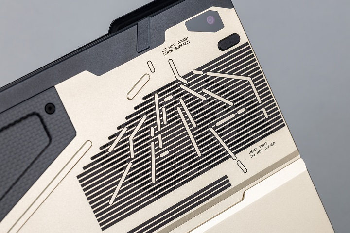 機背右上角的通風孔同樣經過客製化設計，以放射狀雷雕呈現，帶出類似軍事掃描雷達的視覺效果。