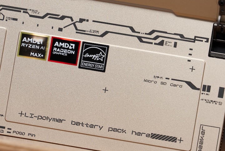 翻開機背支架，透過圖騰與標示，將內部硬體配置視覺化，清楚標註 M.2 SSD、microSD 卡與喇叭等元件位置，呈現近似儀器面板的設計語言。
