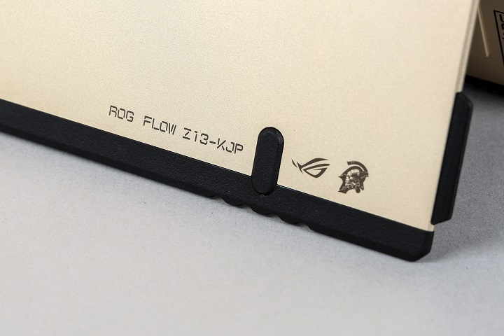 在機背的右下角，低調的標示 ROG 與小島工作室 Logo，也是兩大聯名的象徵。