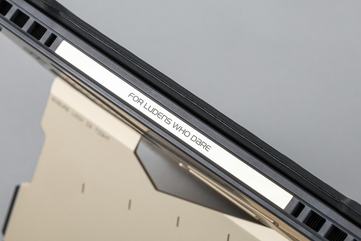 機身頂部有著一道金底黑字的「FOR LUDENS WHO DARE」精神標語，結合了 ROG 品牌精神「For Those Who Dare」與小島製作的理念「From Sapiens to Ludens」之意。