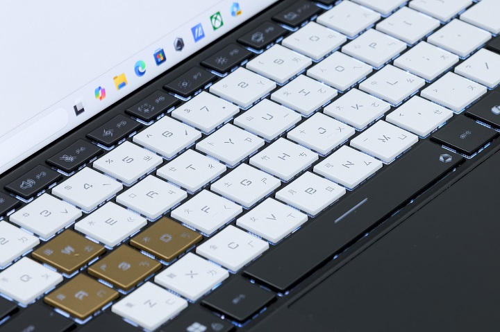 鍵盤也提供 LED 背光，鍵帽上的字體風格近似《死亡擱淺》的文字，俐落且充滿科技感，甚至注音與倉頡符號也與小島工作室的字體風格統一。