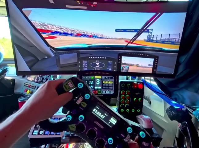 超狂卡車司機花19萬把卡車副駕變「移動電競室」，塞車就開超跑狂飆，網讚：時間管理大師