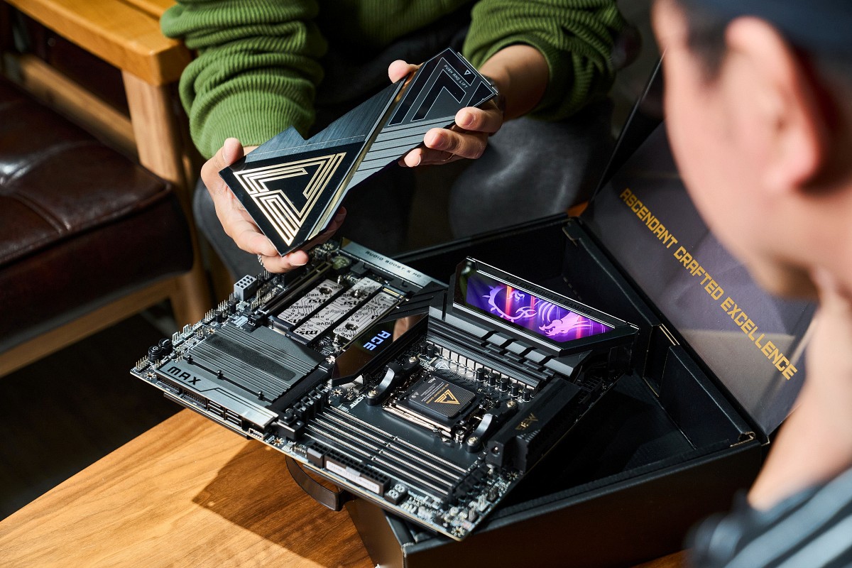 MEG X870E ACE MAX 擁有紮實的用料，除了 VRM 18 + 2 + 1 數位供電相數、雙電源與 110A 智能供電模組，也搭配了完善的散熱設計，大幅提升長時間運行的穩定性。