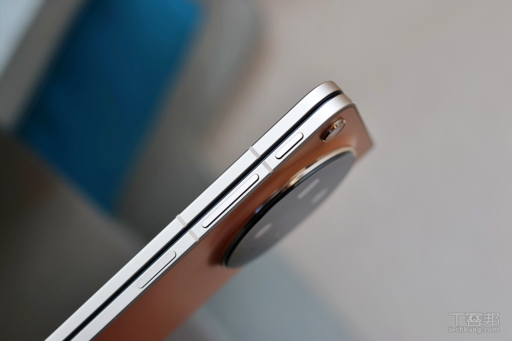 側邊除了音量鍵、和 Gemini 鍵之外，上面還有一顆可以自訂功能的快捷鍵。