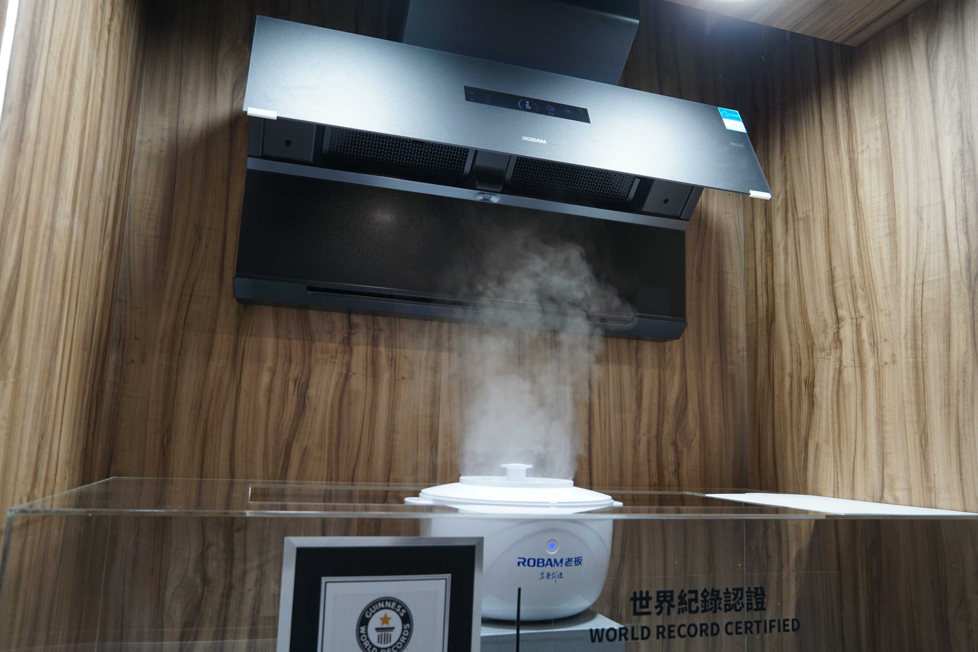 中國廚電大廠 ROBAM 老板電器登台，攜 AI 烹飪眼鏡及松露鹽系 G50 套裝亮相台北電器展