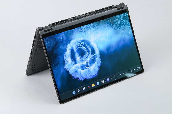 針對簡報需求或節省桌面空間，亦可切換為鍵盤朝下的直立模式或倒 V 字型的帳篷模式。