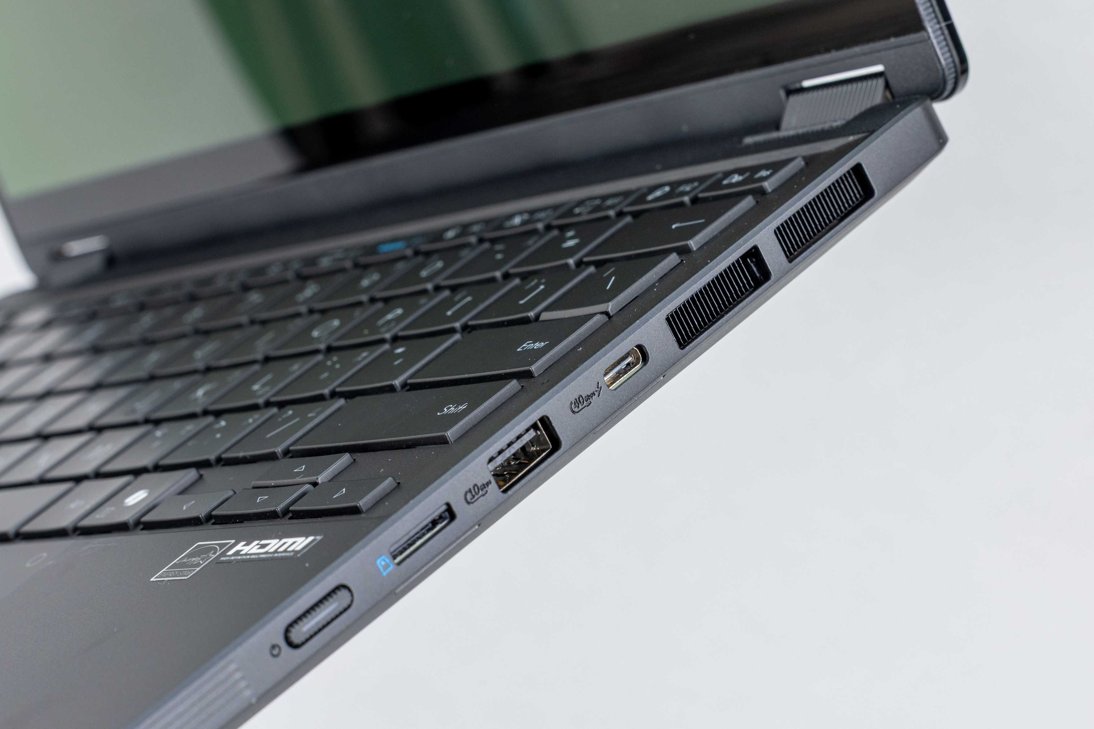 在機身右側可見 USB 4.0 Gen3 Type-C、USB 3.2 Type-A，以及 UHD-II 規格的 microSD 4.0 讀卡機。