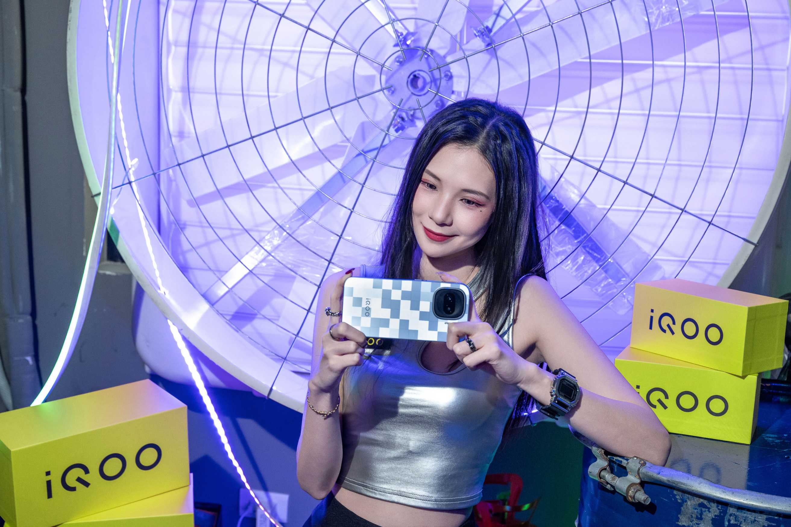 兩萬有找！vivo 發表 iQOO 15R 電競旗艦，1.5K 電競螢幕、100W 閃充、 7600mAh 大電池