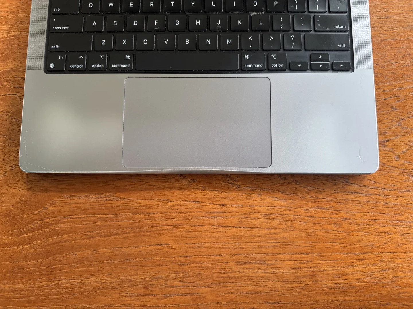 MacBook 邊框太鋒利？國外工程師竟拿起銼刀動手DIY，把自己筆電磨圓了