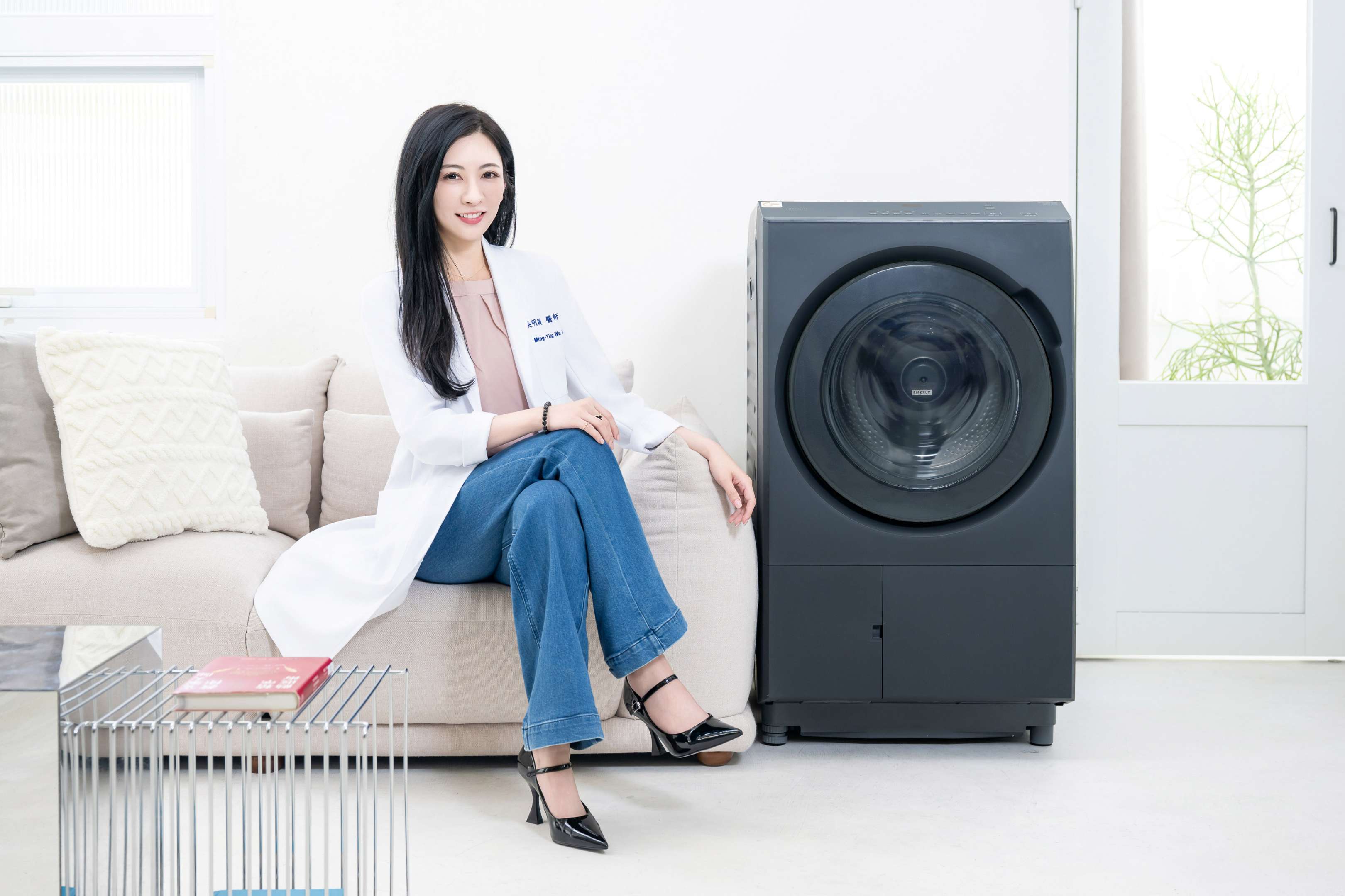 日立發表熱泵型滾筒洗脫烘衣機，窄身設計、風熨斗技術與 AI 感測應對梅雨季衣物護理