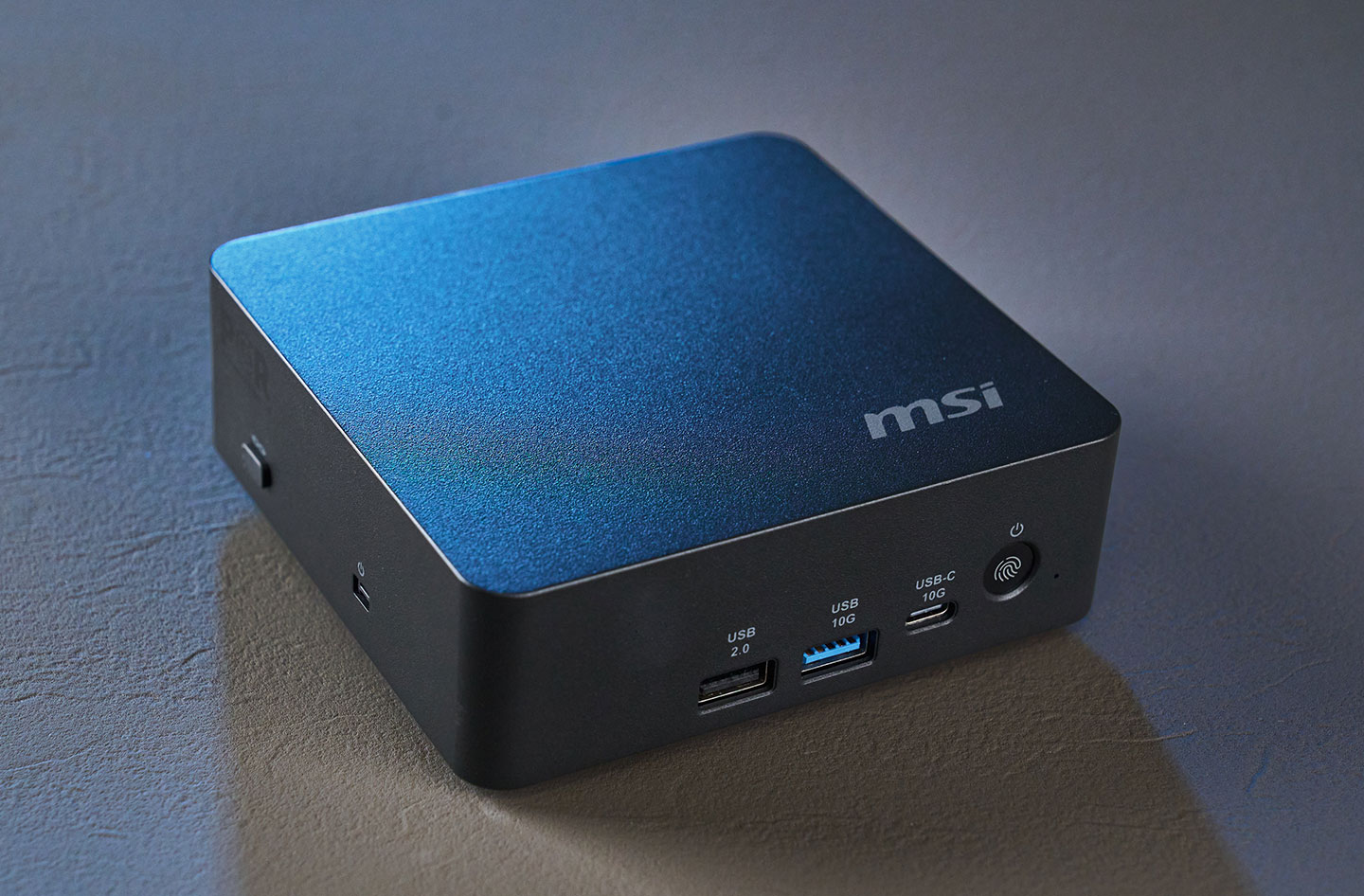 Cubi NUC AI+ 3MG 延續過往的小巧設計，搭配黑色霧面噴砂處理的外殼，雖然低調但卻質感出眾。
