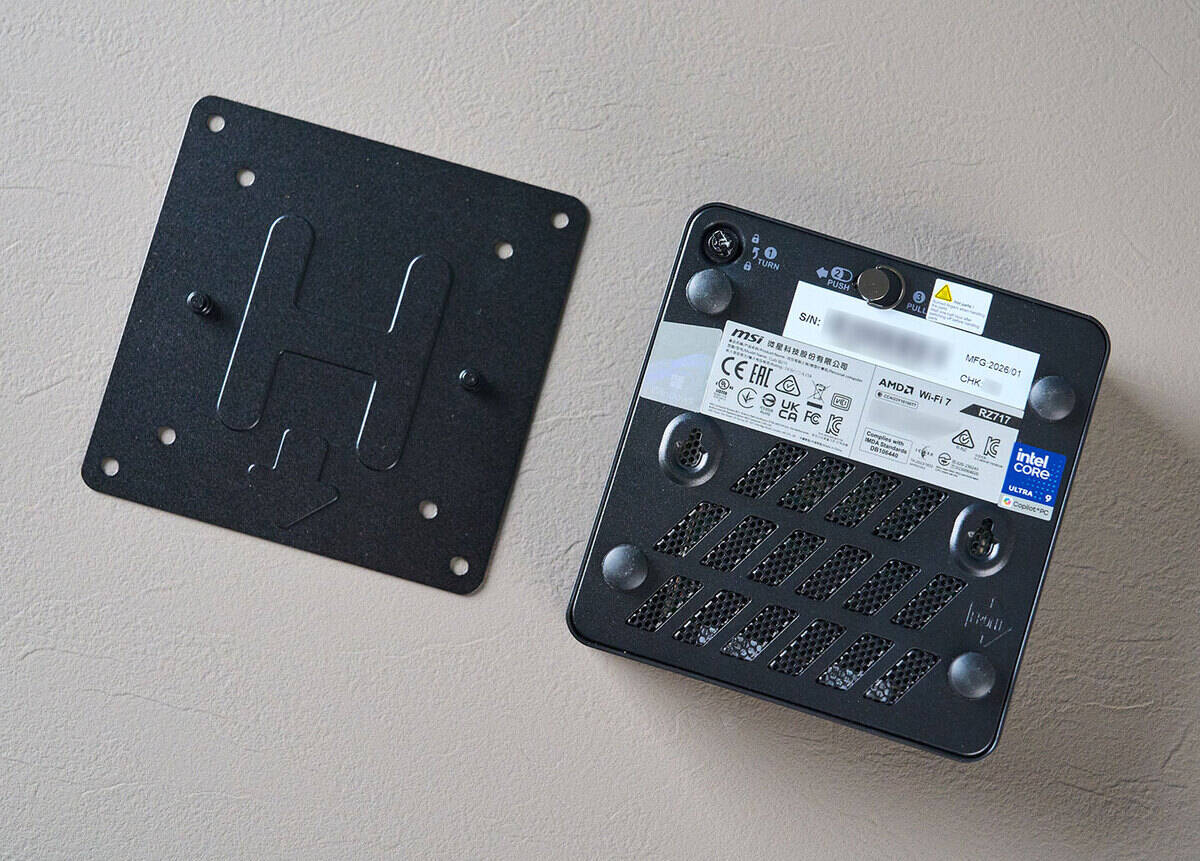 機身底殼預留有壁掛孔，可搭配隨附的 VESA 壁掛架，將主機懸掛至支援 VESA 壁掛的顯示器背面。