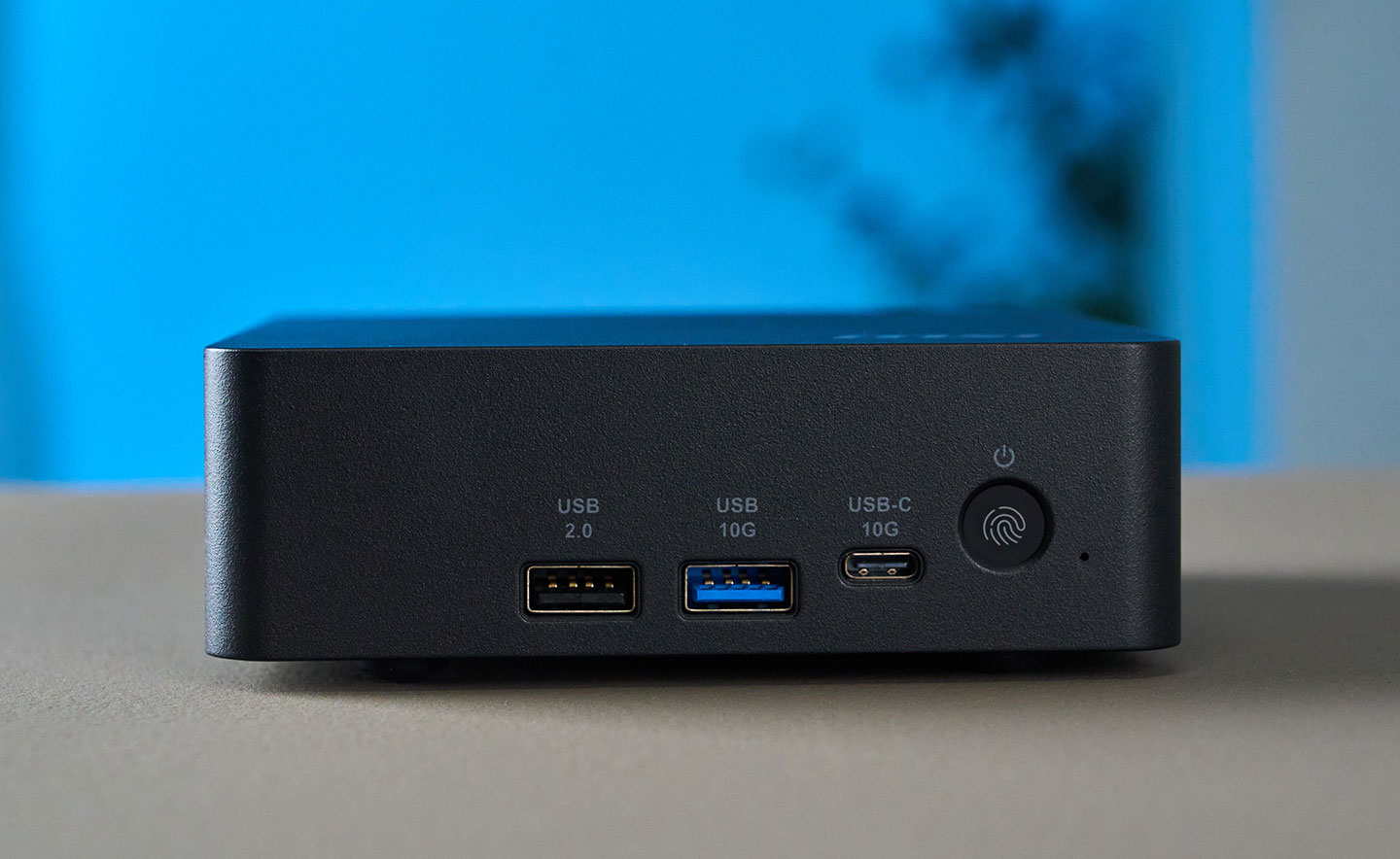 機身前側配置了一組 USB 2.0、一組 USB 3.2 Gen2 A、一組 USB 3.2 Gen2 C 埠，同時也有電源開關與電源指示燈。