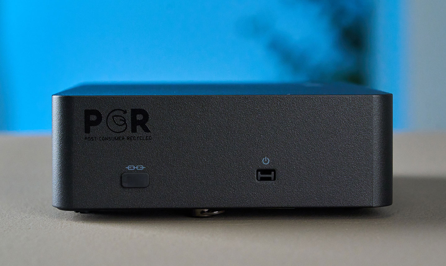 機身側邊可以看到預留的電源接口，可搭配選配的電源鈕延長配件使用。