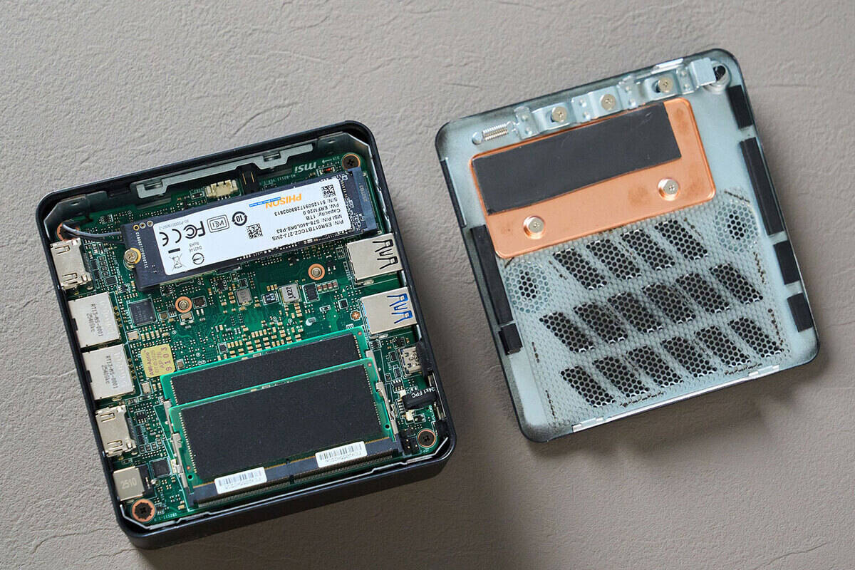 拆卸底蓋的樣子，可以看到 SSD 的區塊加上額外的散熱片與導熱膠。
