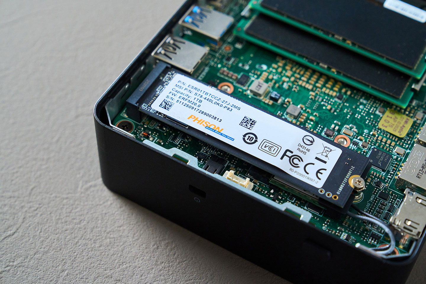 Cubi NUC AI+ 內建一組 M.2 2280 形式的 PCIe Gen4 介面的 SSD 插槽，此次實測機型搭配的是 1TB 版本。