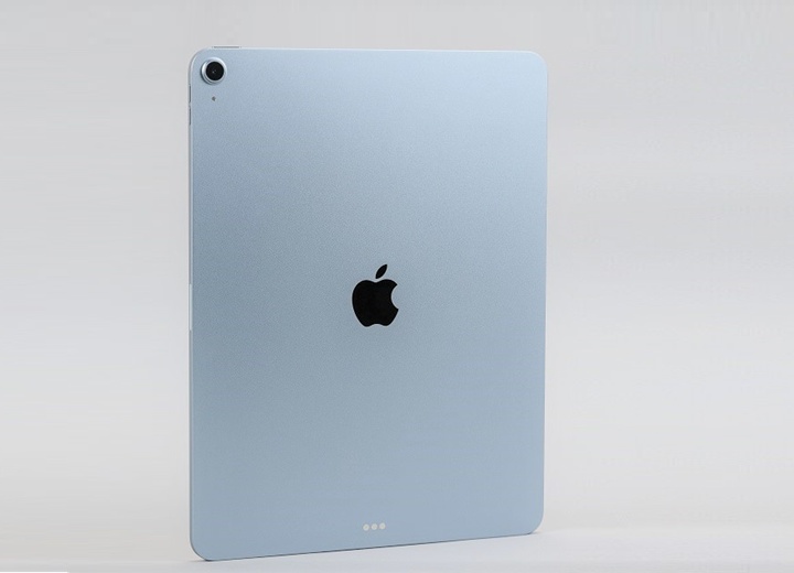 今年 iPad Air M4 同樣推出 11 吋與 13 吋雙版本，外觀維持藍色、紫色、星光色與太空灰色四色供選擇，此款為藍色，是帶有金屬感的淺藍色。