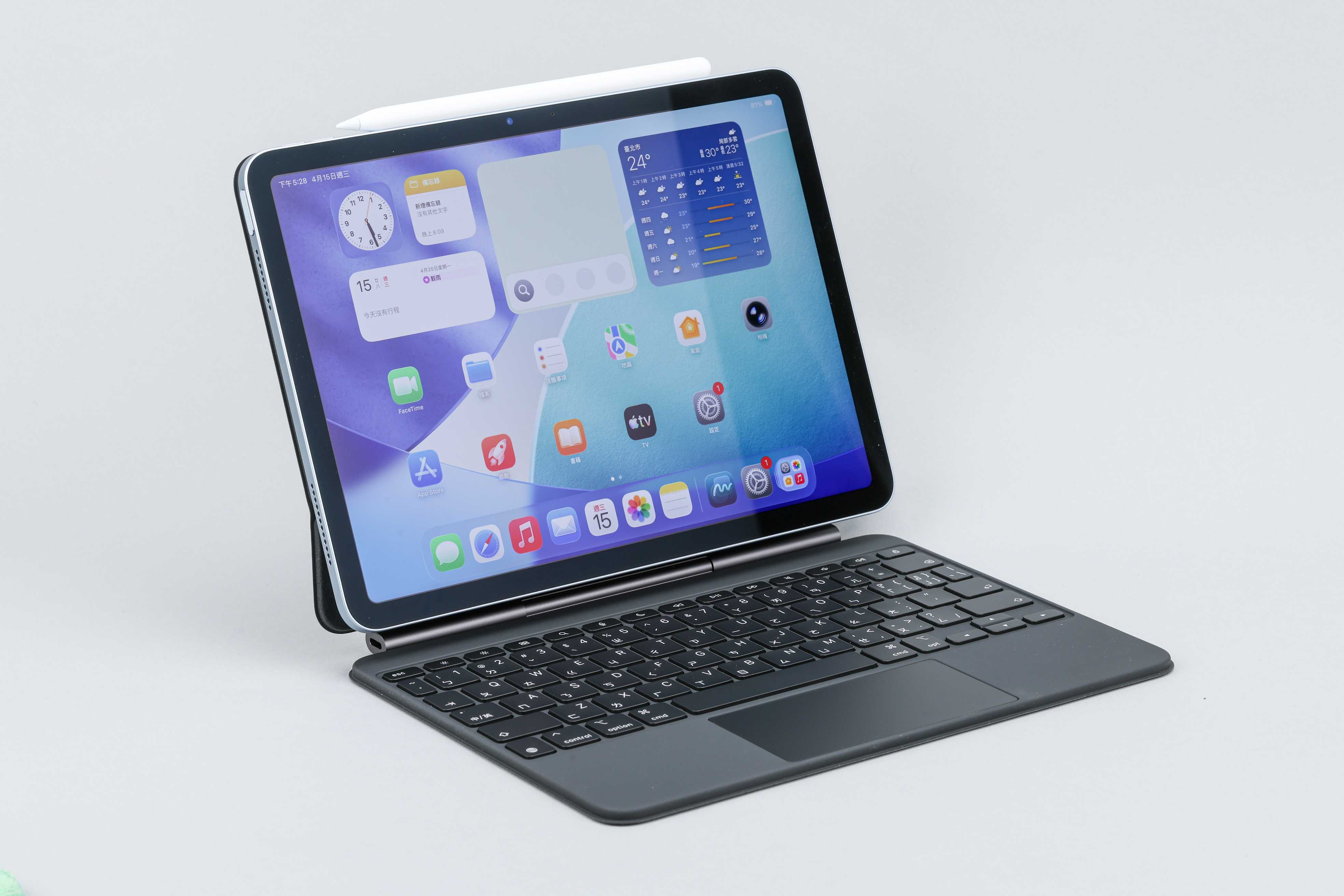 對於有長時間打字需求、簡報製作、影片剪輯的工作，iPad Air M4 加上巧控鍵盤，就能模擬 MacBook 的使用手感。