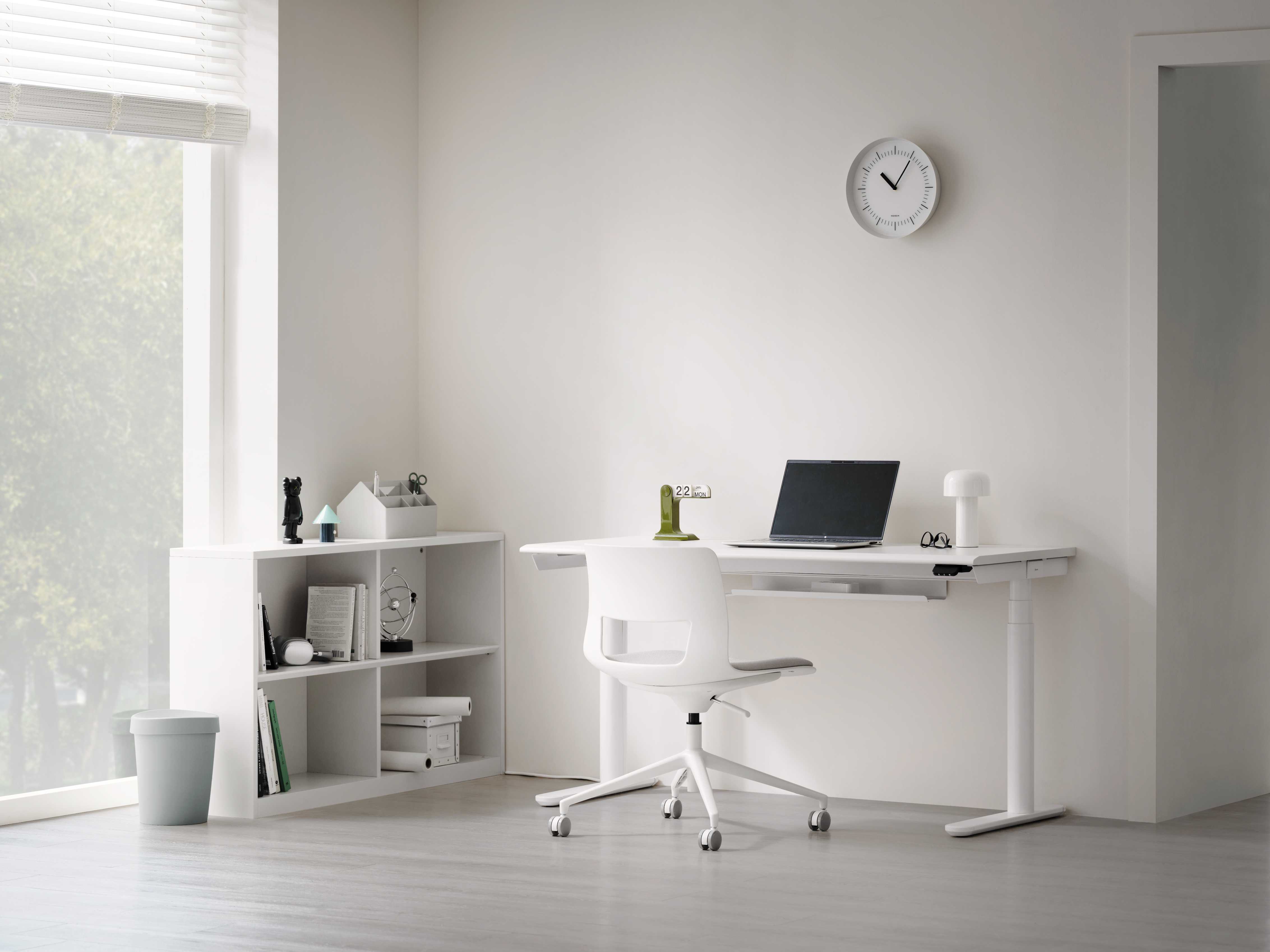 韓國 iloom 推全新 NEWT 電動升降書桌，並攜手邊佑錫拍攝「電動家具」系列廣告