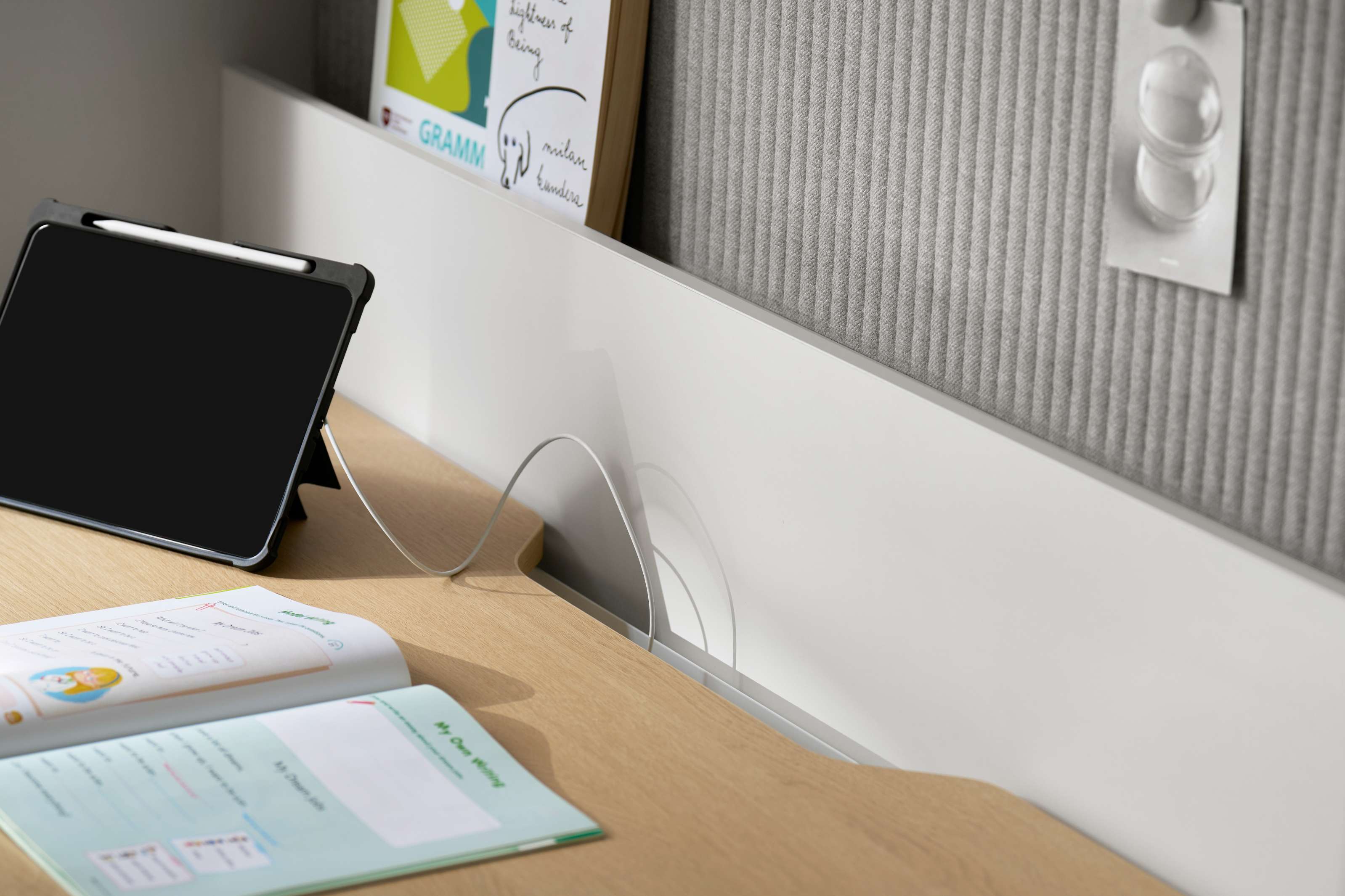 韓國 iloom 推全新 NEWT 電動升降書桌，並攜手邊佑錫拍攝「電動家具」系列廣告